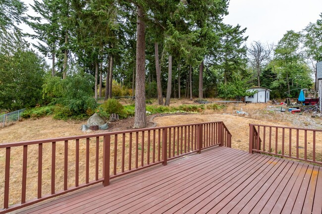 Building Photo - Three Bedroom Home with attached garage