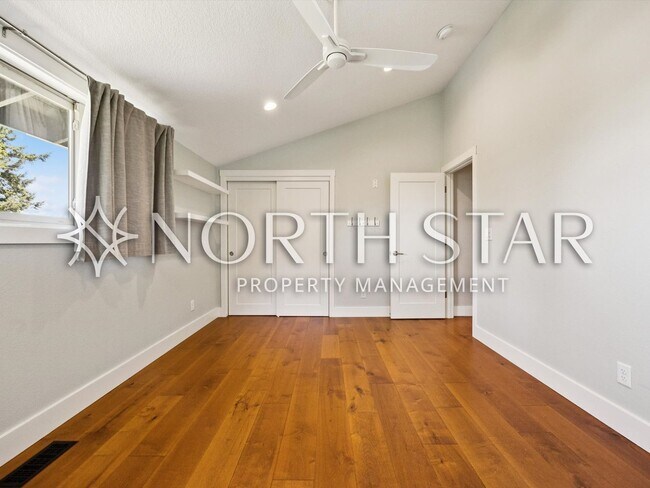 Building Photo - 860 S Skyland Dr