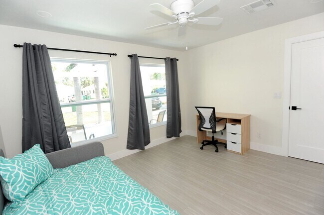 Building Photo - ANNUAL RENTAL Naples Park 3 Bedroom // 2 Bathroom Single Family Home