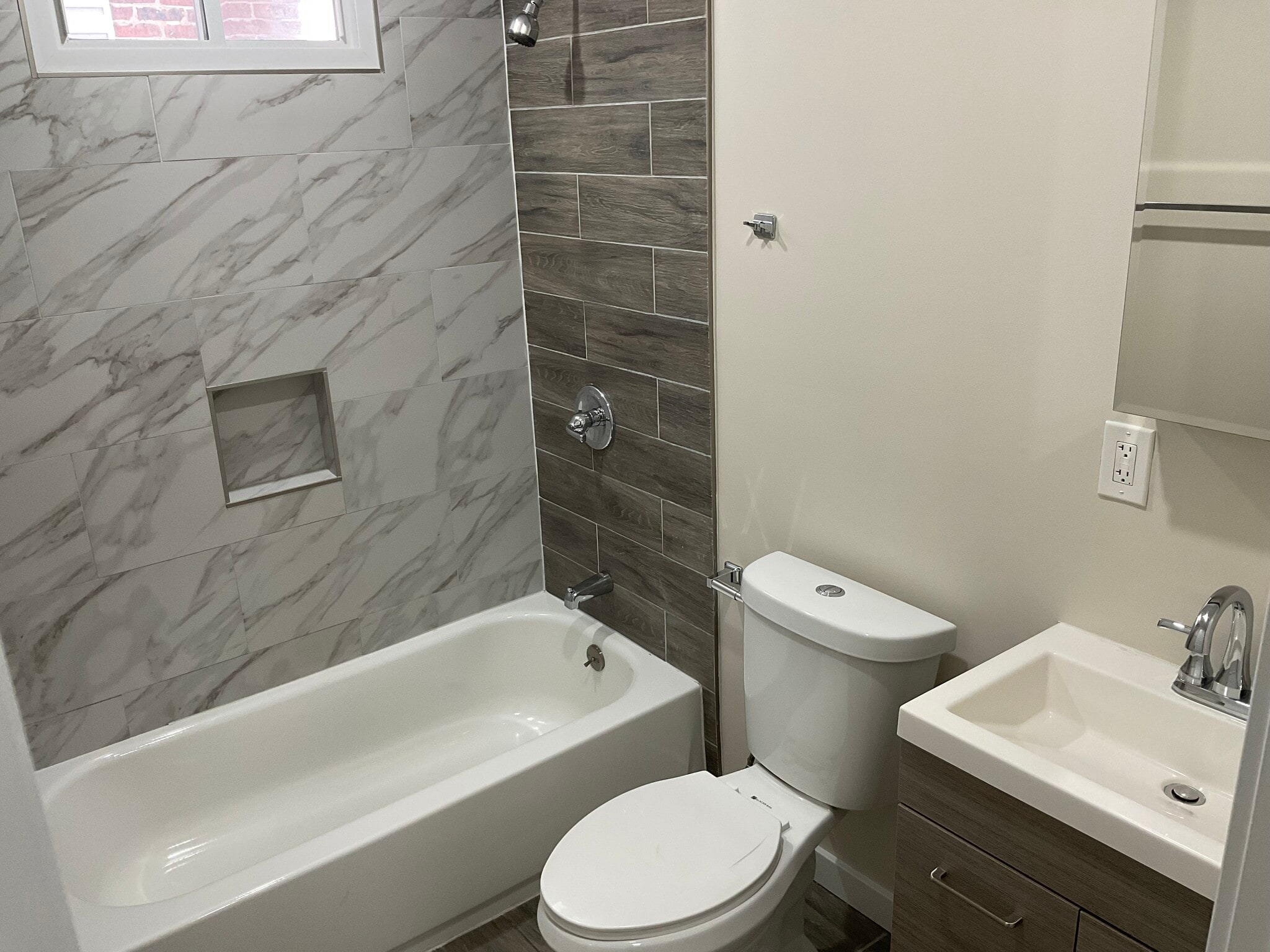 Building Photo - 903 Lindley Ave