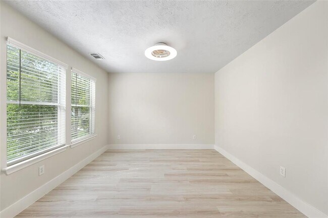 Building Photo - 203 N Vesper Bend Cir