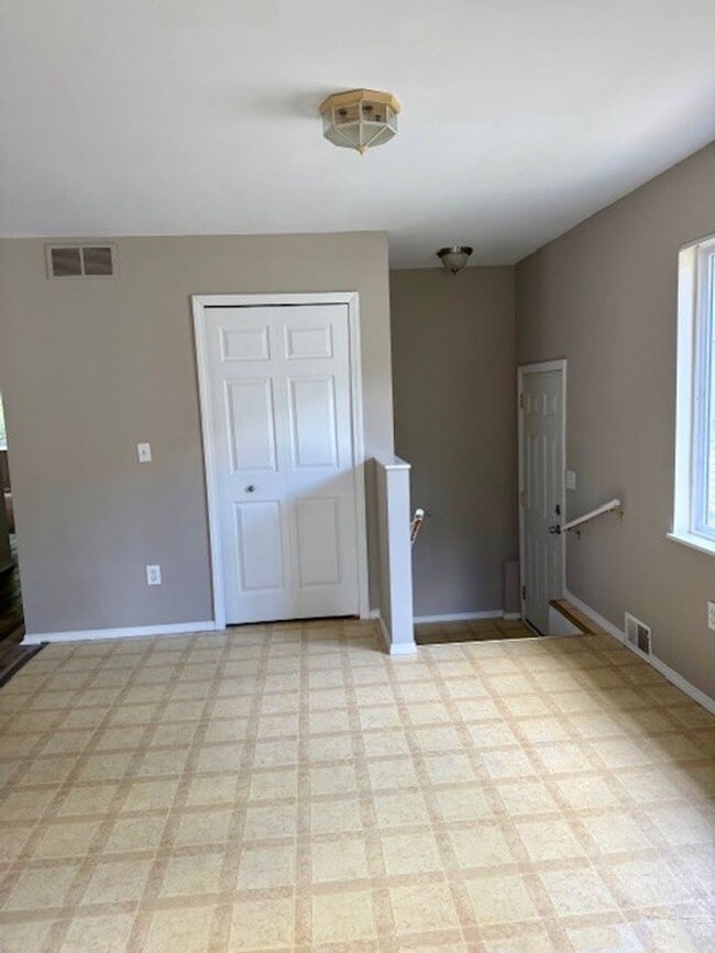 Building Photo - NEW RENTAL! Available Now
