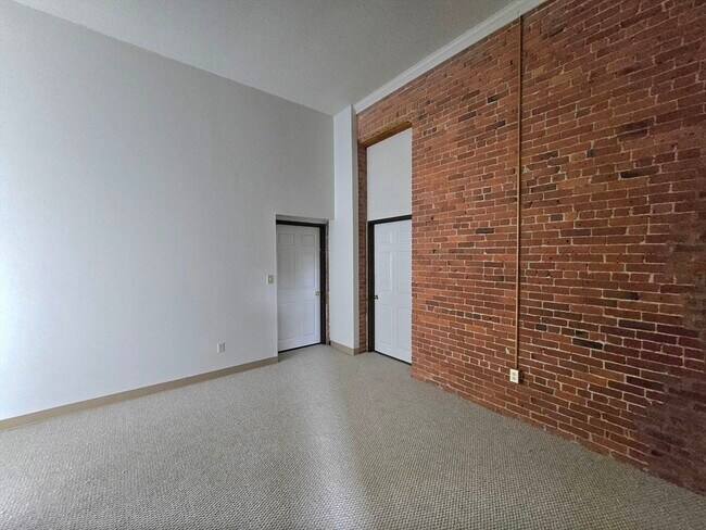 Building Photo - 147 Rawson Rd