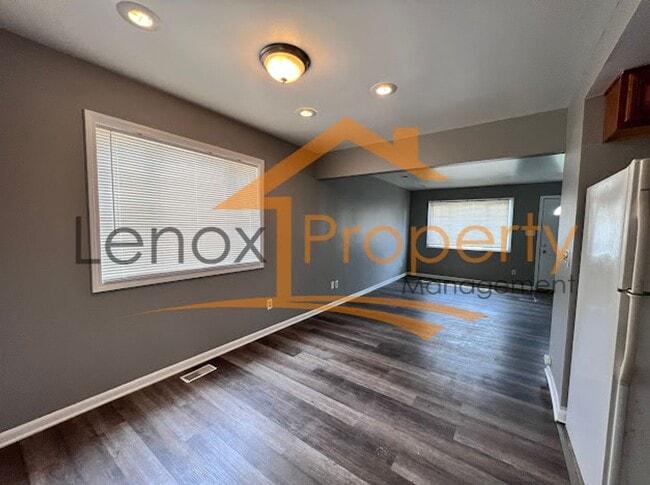 Building Photo - 3 Bedroom Home In Westland $300 off First Month Rent