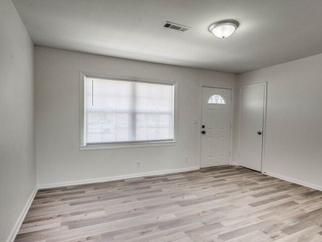 Building Photo - 2 Bedroom, 1 Bath Home in Shawnee!