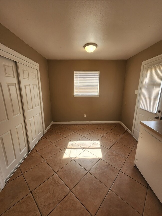 Building Photo - 3 bed 2 bath home, move in ready!