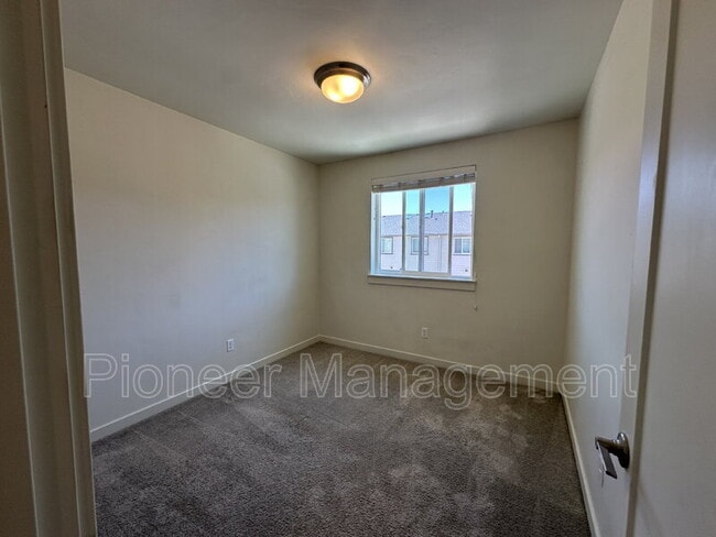 Building Photo - 2372 NE Victor Pl