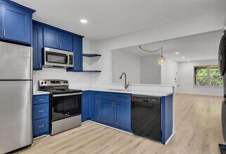 Building Photo - 7718 Royal Ln