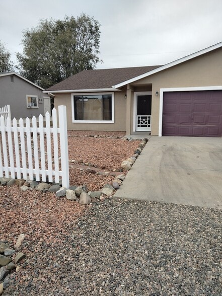 Building Photo - 8396 E Stevens Dr