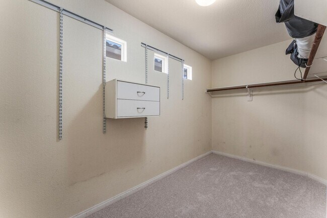 Building Photo - Luxurious Home in Gated Community