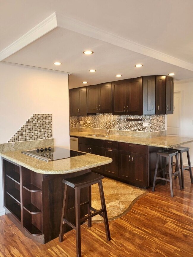Building Photo - AVAILABLE for Rent : 3 Bedroom, 2 Bathroom...
