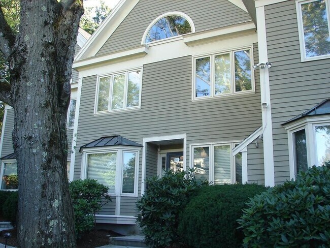 Building Photo - 697 Hammond St