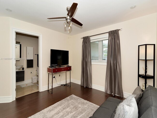 Building Photo - 3141 Hollywood Blvd