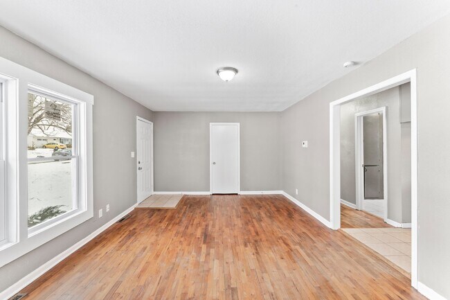 Building Photo - 2 Bedroom Home with Spacious Fenced In Yard!  1st Month's Rent is Free!*