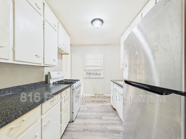 Building Photo - 405 E Culton St