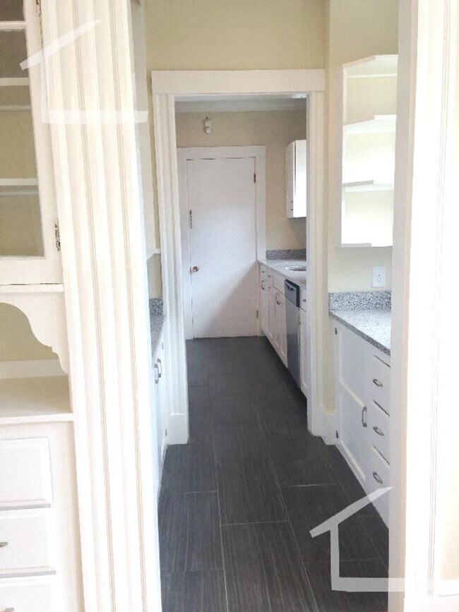 Building Photo - 9/1 Renovated, oversized 4BR/2BA near Oak ...