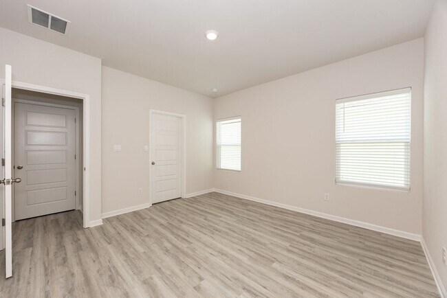 Building Photo - 1020 Renova Dr