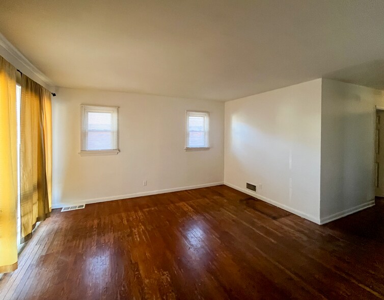 Building Photo - 6636 Kenwood Dr