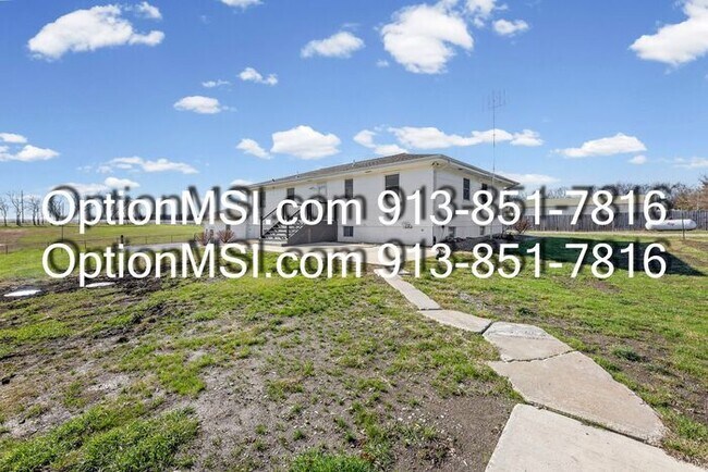 Building Photo - Country Charm Just Minutes From Lawrence!