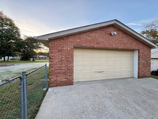 Building Photo - 113 Meadow Ln