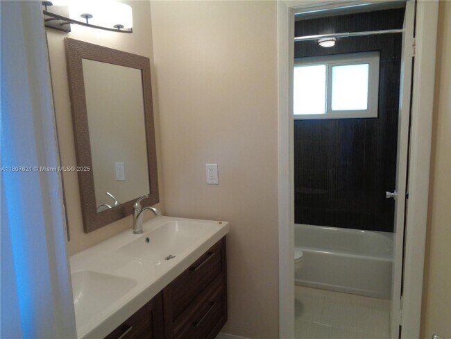 Building Photo - 811 SW 12th Pl