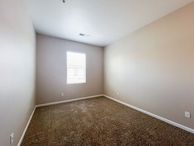 Building Photo - 3 Bd, 2.5 Ba Condo in Elk Grove