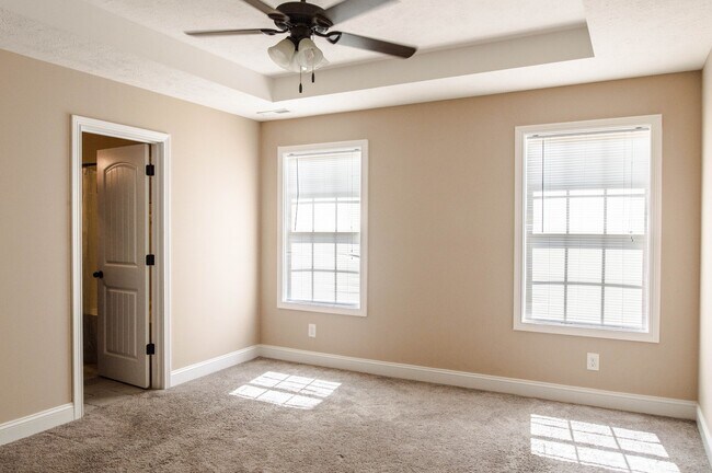 Building Photo - Pet Friendly Three Bedroom!