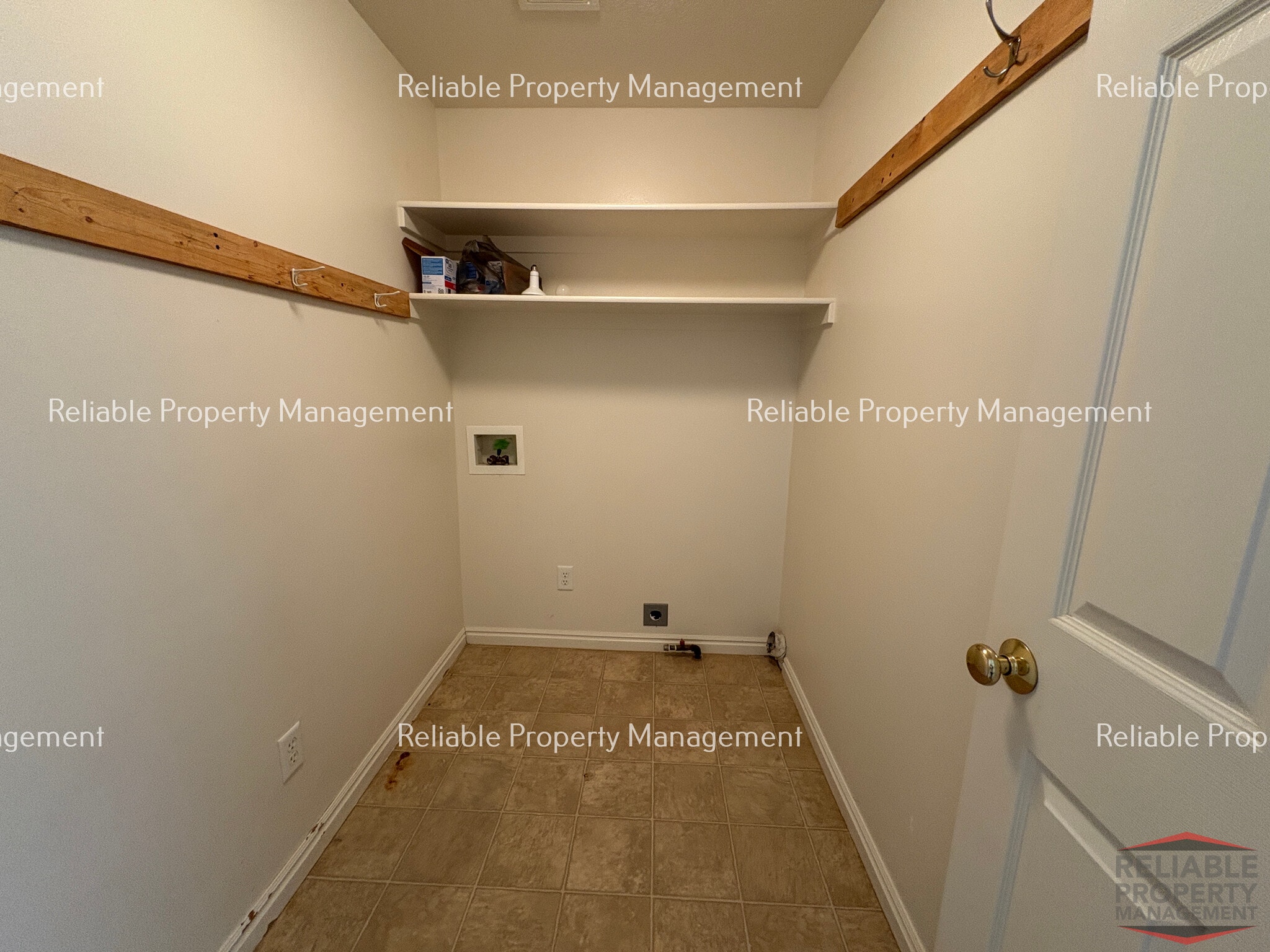 Building Photo - 1400 Falcon Dr