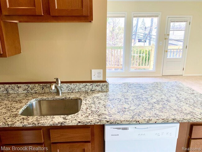 Building Photo - 156 N Worth St