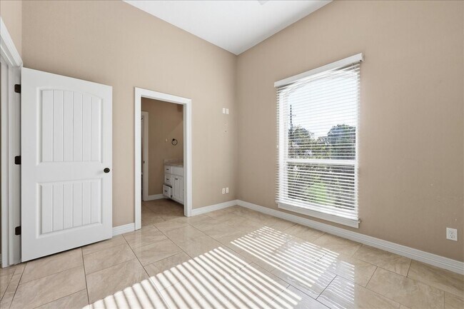 Building Photo - 160 Colonial Estates Dr