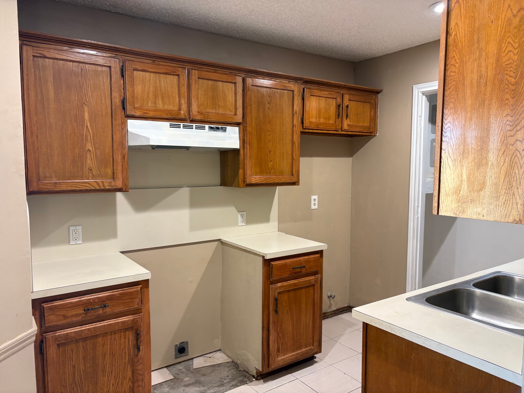 Kitchen - 716 Long Ct