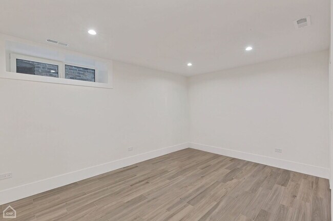 Building Photo - 2121 W Ohio St