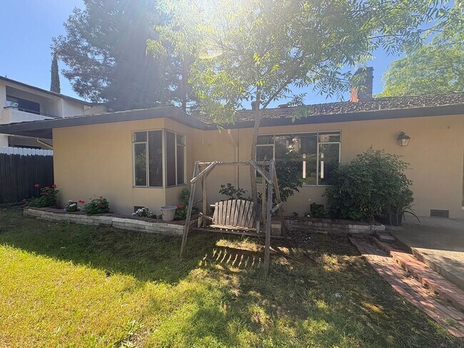 Building Photo - IMMEDIATE MOVE IN! Charming Vintage Sacramento 3 Bed / 1.5 Bath Home with Large Private Yard