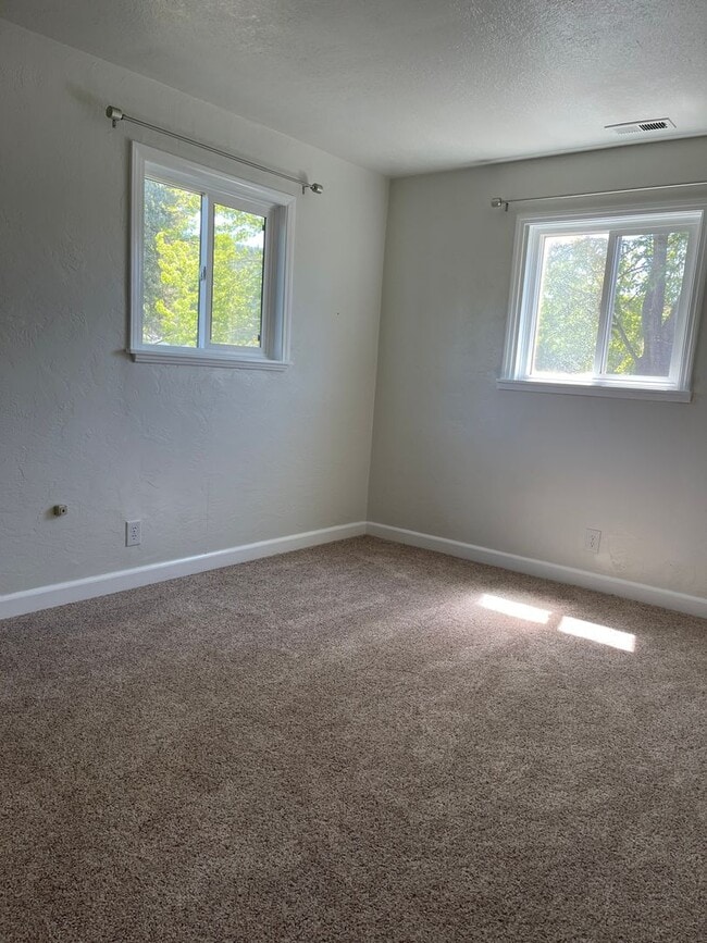 Building Photo - 3 bedroom house in Newton Creek Neighborhood