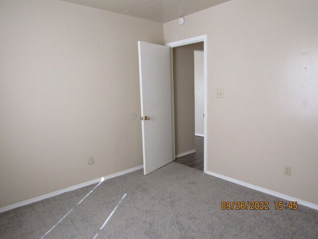 Building Photo - Very nice home located in the Rolling Hill...
