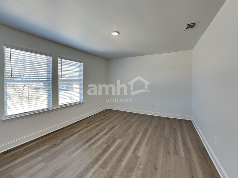 Building Photo - 100 Punderson Dr