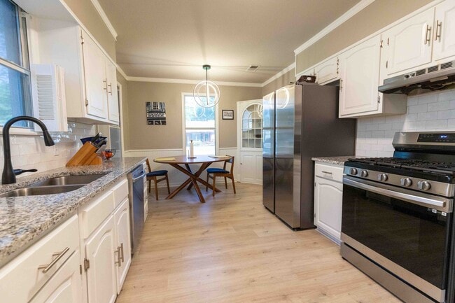 Building Photo - Charming 3 bedroom/ 2 Bathroom house in Br...