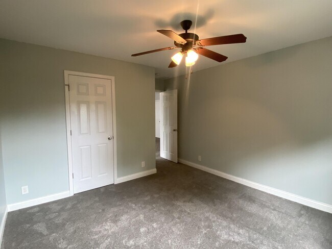 Building Photo - 355 Vineland Pl Dr