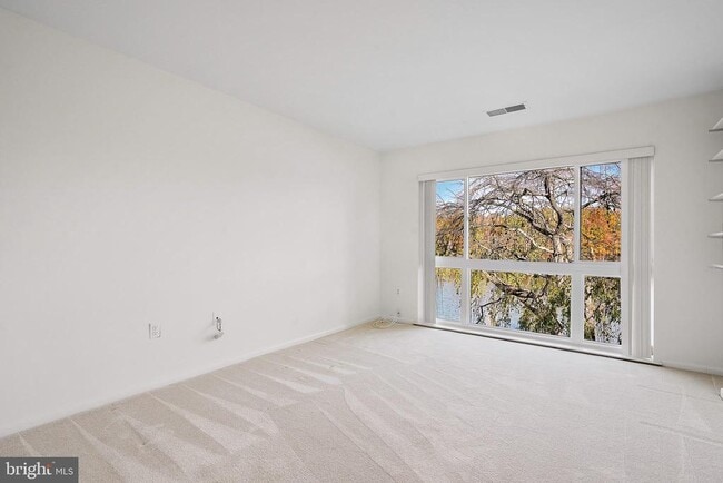 Building Photo - 2006 Lakebreeze Way