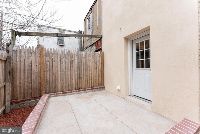 Building Photo - 1906 N Lawrence St