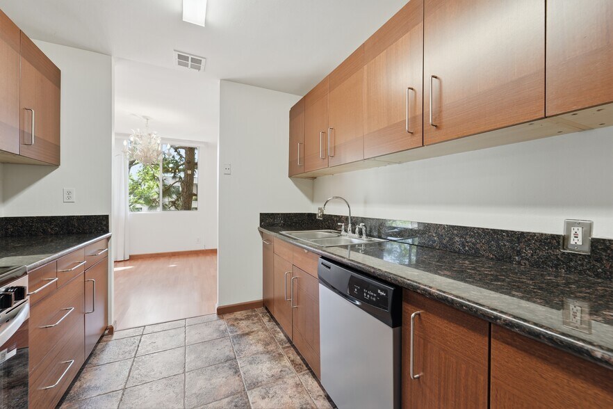 Building Photo - 100 S Doheny Dr
