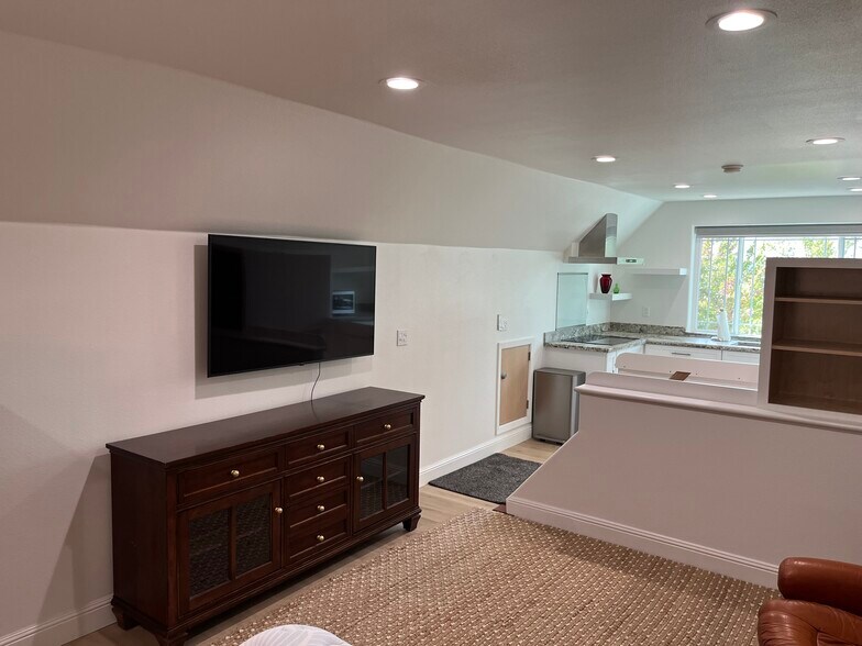 60" smart TV - 6696 Mosquito Rd