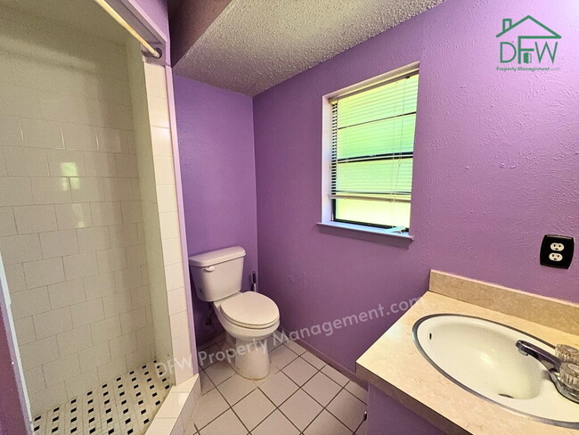 Building Photo - Spacious 3-Bed / 2-Bath Home with Large Fenced Backyard in Quiet Benbrook Neighborhood