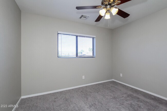 Building Photo - 6520 W Paradise Ln