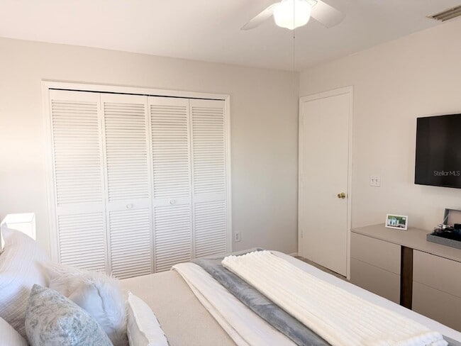 Building Photo - 5027 SW 16th Pl