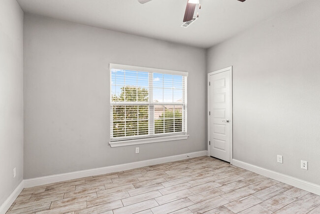 Building Photo - 2302 S Aspen St