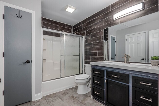 Building Photo - 226 E Conley Dr