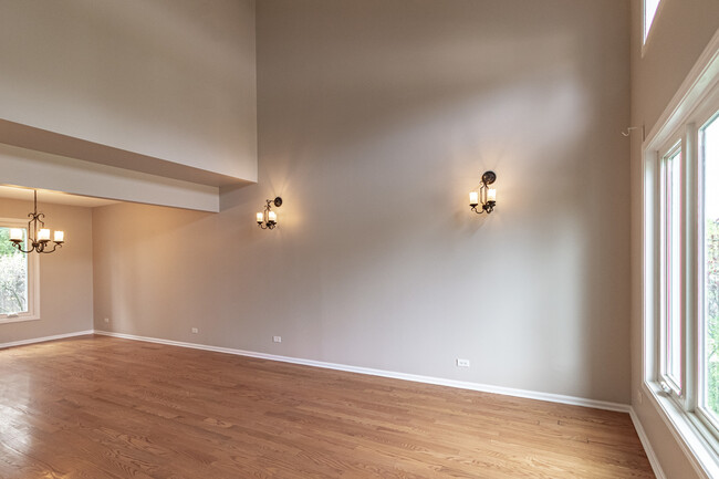 Building Photo - 690 Greenview Ln