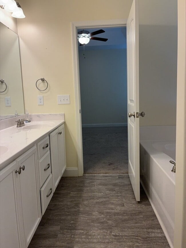 Building Photo - "Charming 3-Bedroom Home with 2 Full Baths in Greenville's Forest Ridge!"
