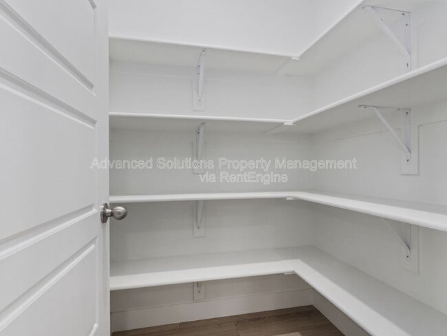 Building Photo - 142 Amboise Ct